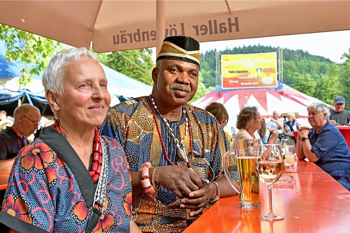Bärbel Akugbe und ihr aus Nigeria stammender Mann John genießen die internationale Atmosphäre beim Sommerpalast. Fotos: Tobias Sellmaier