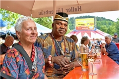Bärbel Akugbe und ihr aus Nigeria stammender Mann John genießen die internationale Atmosphäre beim Sommerpalast. Fotos: Tobias Sellmaier