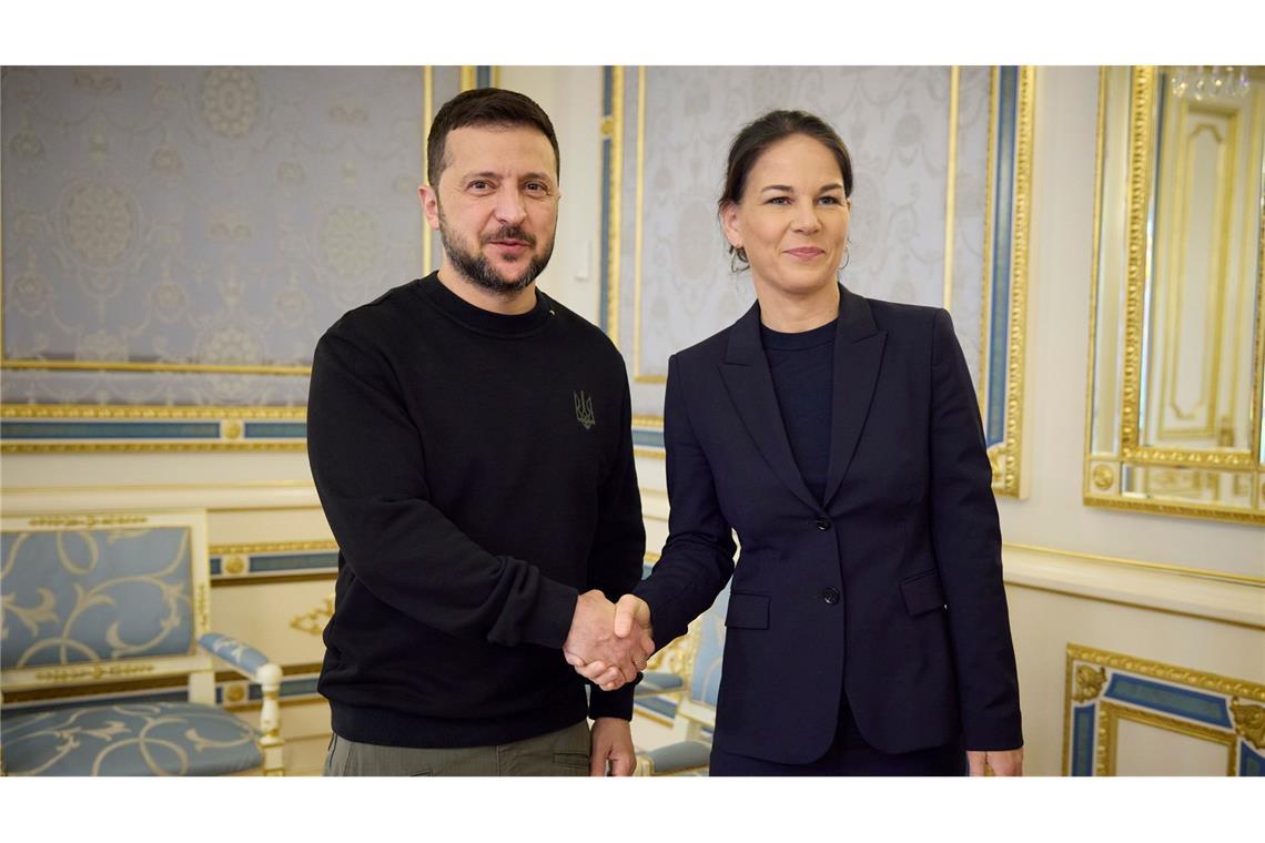 Baerbock erwartet auch von nächster Regierung Ukraine-Hilfe Baerbock (l.) gehört zu den treuesten Unterstützern des ukrainischen Präsidenten Selenskyj. (Archivbild)