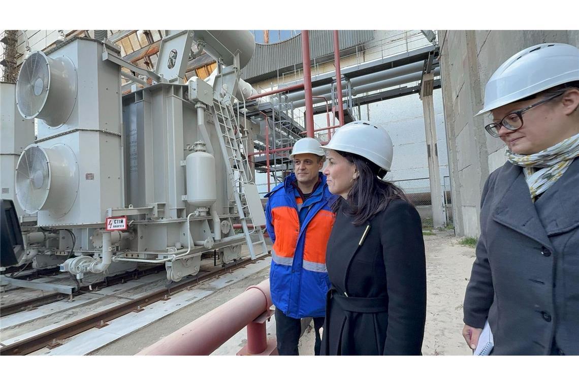Baerbock in Kiew: 200 Millionen Euro Zusatz-Winterhilfe Baerbock ließ sich eine Energieanlage im Großraum Kiew zeigen, die mehrfach von russischen Raketen getroffen worden war.