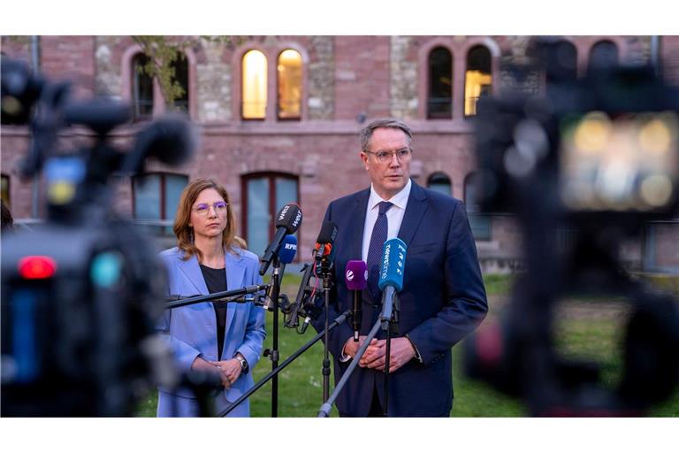 Bätzing-Lichtenthäler und Schweitzer äußerten sich vor der SPD-Geschäftsstelle.