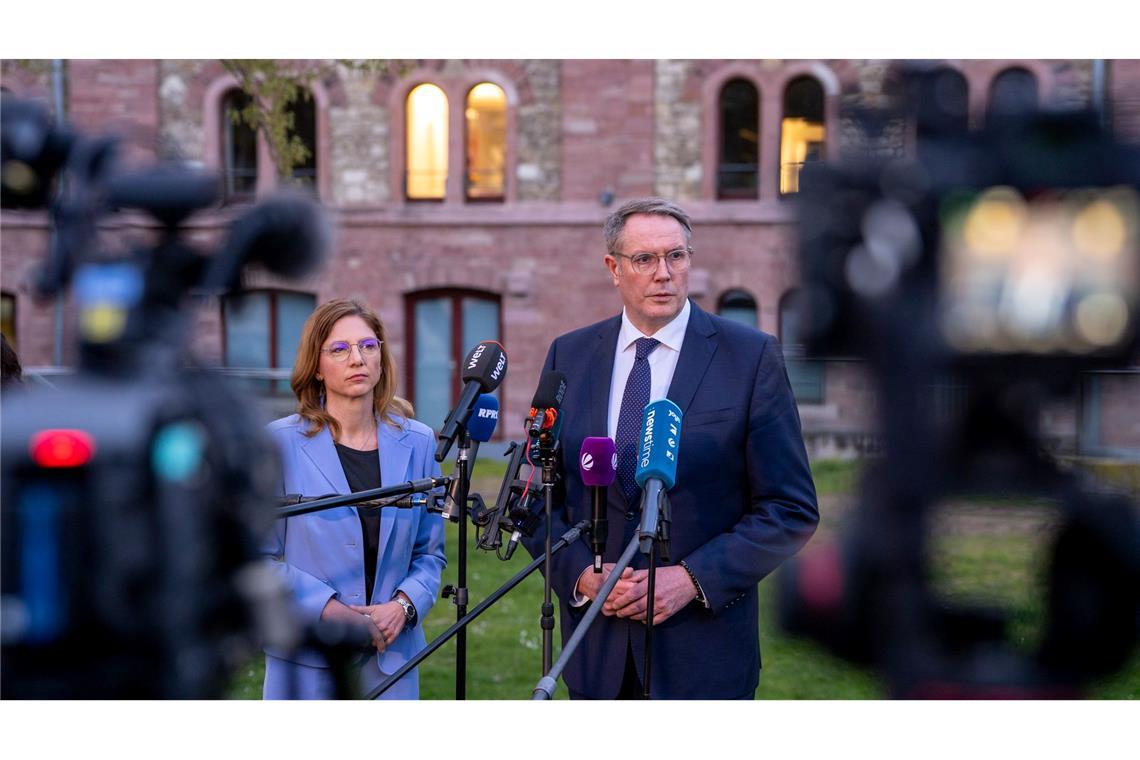 Bätzing-Lichtenthäler und Schweitzer äußerten sich vor der SPD-Geschäftsstelle.