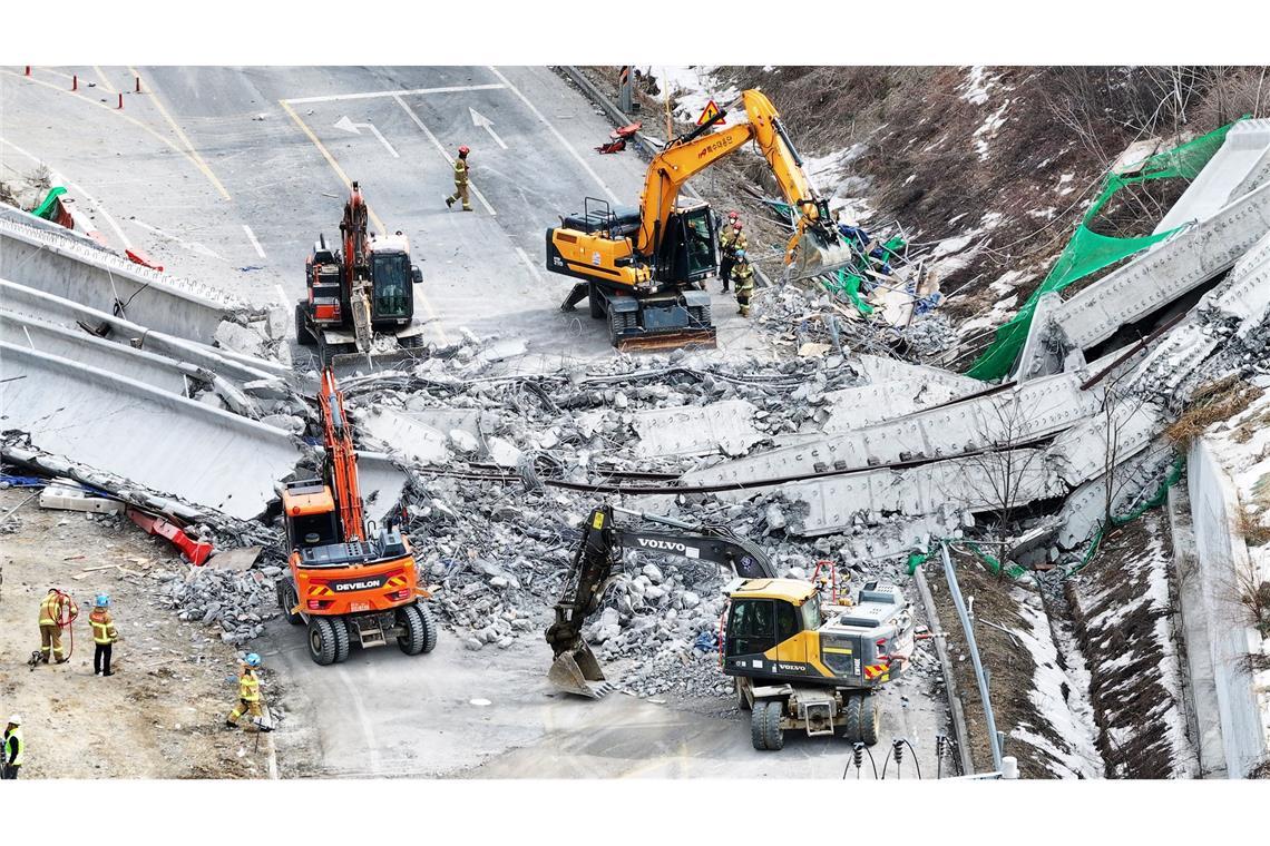 Bilder des Tages Bagger arbeiten an den Trümmern nach dem Einsturz einer Brücke in Südkorea.
