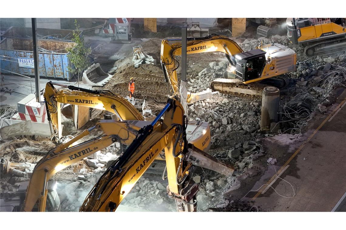 Bilder des Tages Bagger arbeiten in der Nacht am Abriss der einsturzgefährdeten Ringbrücke über dem Damaschkeplatz in Magdeburg.