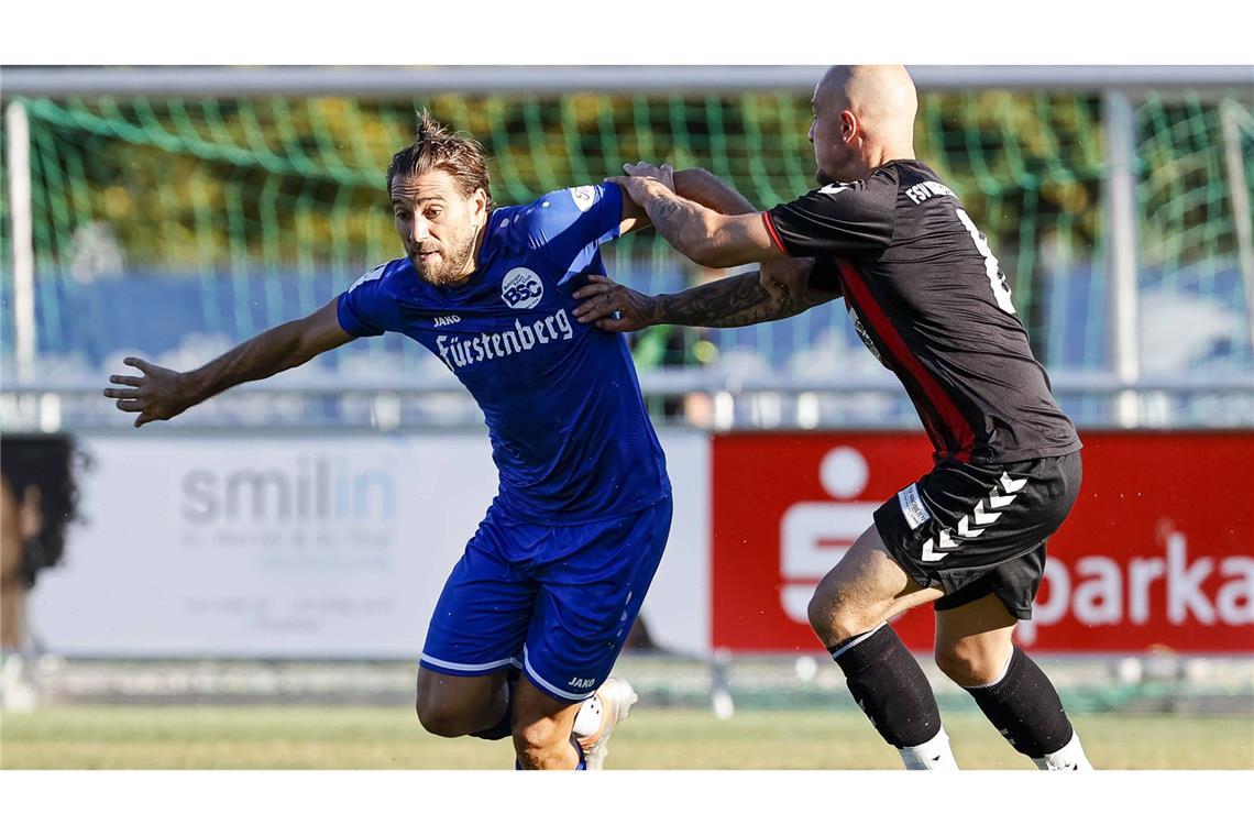 Anhänger von Eintracht Trier schlägt Bahlingen-Spieler nieder Bahlingen-Spieler Shqipon Bektasi (links) – hier bei einem Pokalspiel gegen FSV Rheinfelden – wurde in der Partie gegen Eintracht Trier niedergeschlagen (Archivbild).