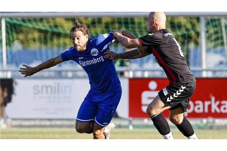 Bahlingen-Spieler Shqipon Bektasi (links) – hier bei einem Pokalspiel gegen FSV Rheinfelden  – wurde in der Partie gegen Eintracht Trier niedergeschlagen (Archivbild).