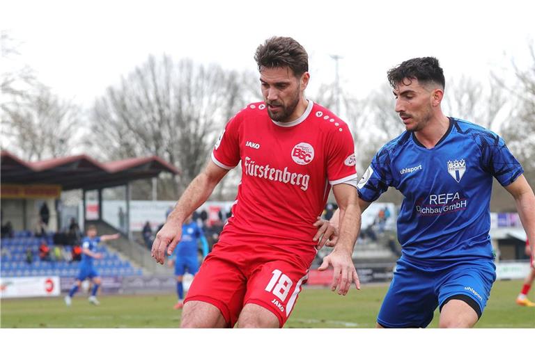 Bahlingen-Spieler Shqipon Bektasi (links) wurde in der Partie gegen Eintracht Trier von einem Fan geschlagen. (Archivfoto)