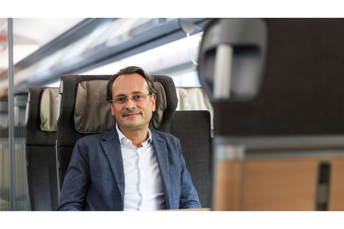 Bahn-Fernverkehrsvorstand Michael Peterson sieht eine größere Akzeptanz von langen Zugreisen. (Archivbild)