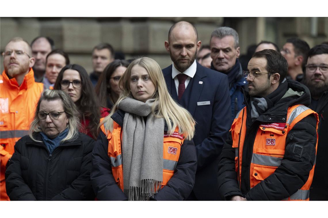 Bahn-Mitarbeiter und Bundespolizisten gedenken des nach einem Angriff verstorbenen Zugbegleiters.