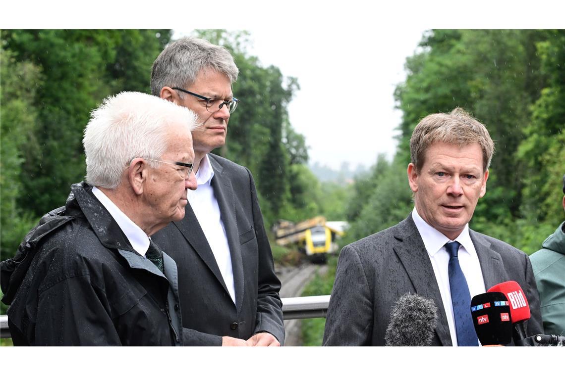 "Den Knall noch in den Ohren": Zug entgleist nach Erdrutsch
