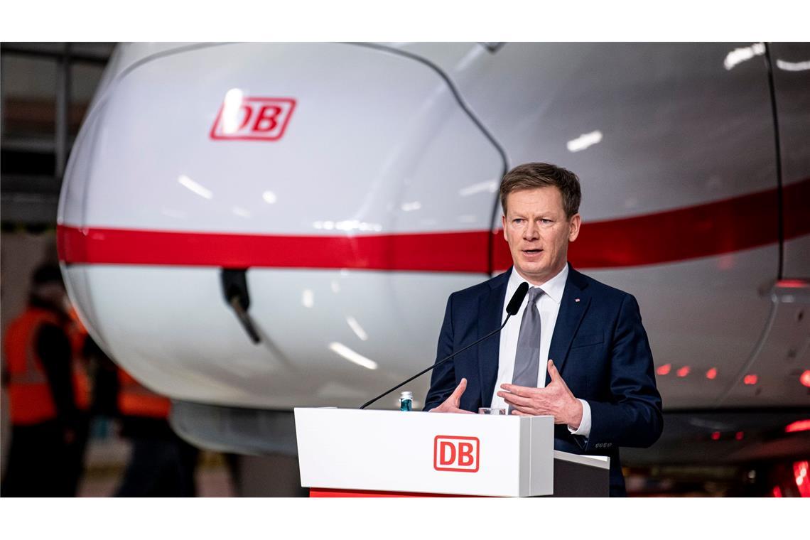 Verkehrsminister kündigt Bahn-Strategie bis Spätsommer an Bahnchef Richard Lutz dürfte noch einige Monate Zeit haben, bis eine Entscheidung über seinen Verbleib an der Konzernspitze getroffen wird. (Archivbild)