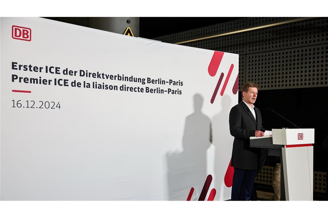 Erster Direkt-ICE fährt von Berlin nach Paris Bahnchef Richard Lutz zufolge ist die neue Verbindung zwischen Berlin und Paris Sinnbild eines geeinten Europas.