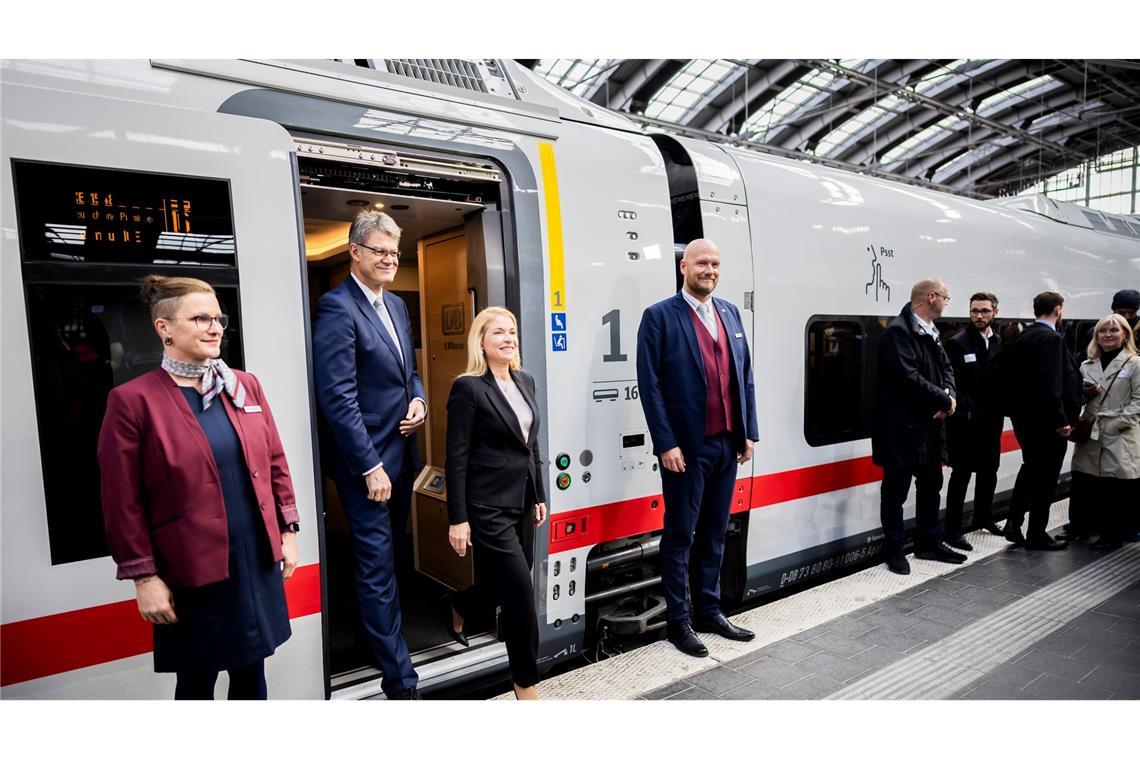 Stufenlos und besserer Empfang – Bahn stellt ICE L vor Bahnchefin Evelyn Palla (3.v.l.) und Verkehrsminister Patrick Schnieder (CDU, 2.v.l) bei der Vorstellung des neuen ICE L.