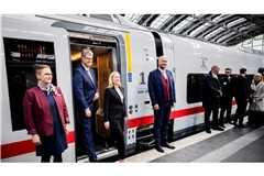 Bahnchefin Evelyn Palla (3.v.l.) und Verkehrsminister Patrick Schnieder (CDU, 2.v.l) bei der Vorstellung des neuen ICE L.