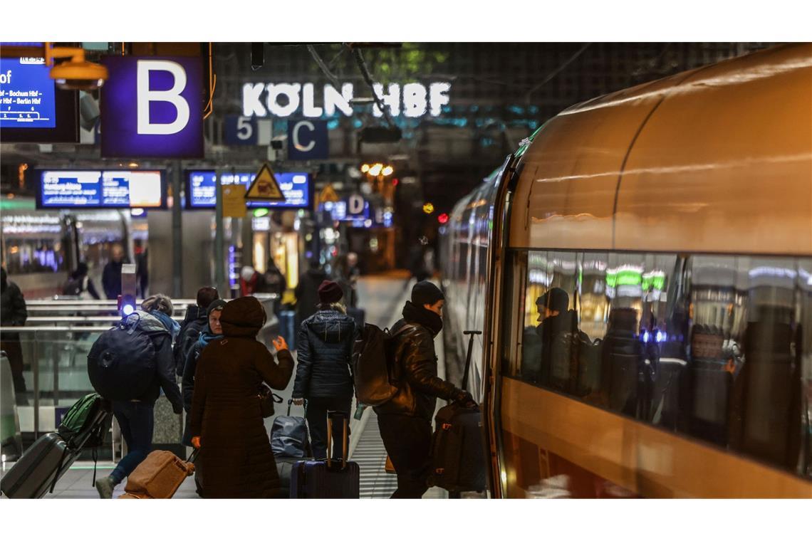 Bahnchefin Evelyn Palla will im Fernverkehr im kommenden Jahr eine Pünktlichkeit von mindestens 60 Prozent erreichen. (Archivbild)