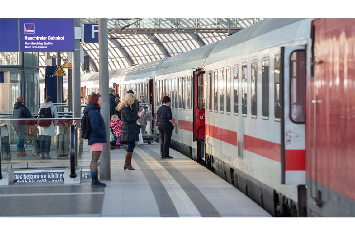 Bahn, Ladekabel, Steuern – was sich im Dezember ändert Bahnfahrer können sich voraussichtlich über eine wieder freie Strecke freuen. (Archivbild)