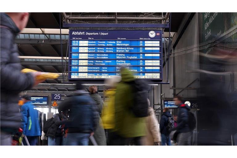 Bahnfahrten bleiben bis auf weiteres häufig eine stressige Angelegenheit. (Archivbild)