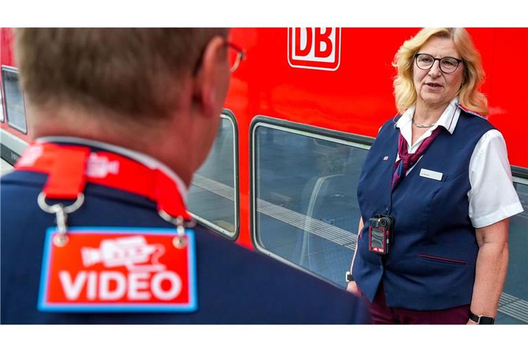Bahnmitarbeitende müssen den Einsatz der Bodycam kennzeichnen.