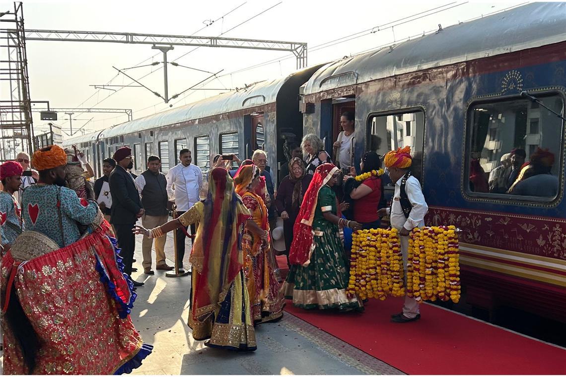 Bahnreise in Indien: Empfang der Fahrgäste des Deccan Odyssey in Jaipur, der Hauptstadt von Rajasthans.