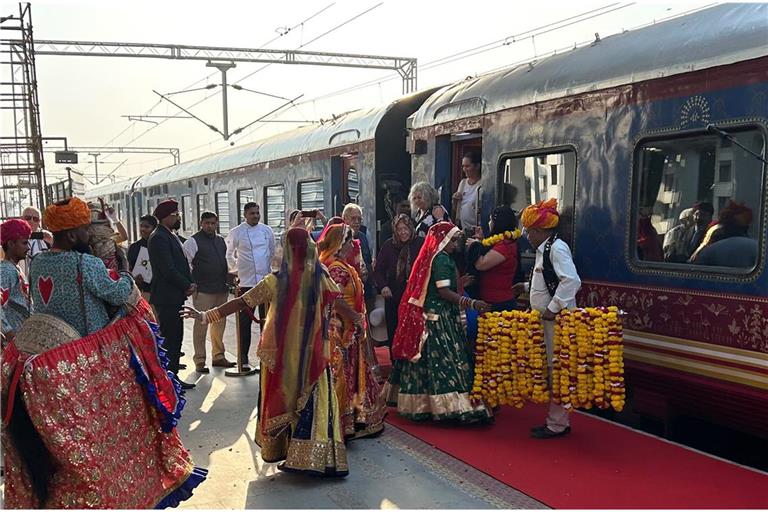 Bahnreise in Indien: Empfang der Fahrgäste des Deccan Odyssey in Jaipur, der Hauptstadt von Rajasthans.