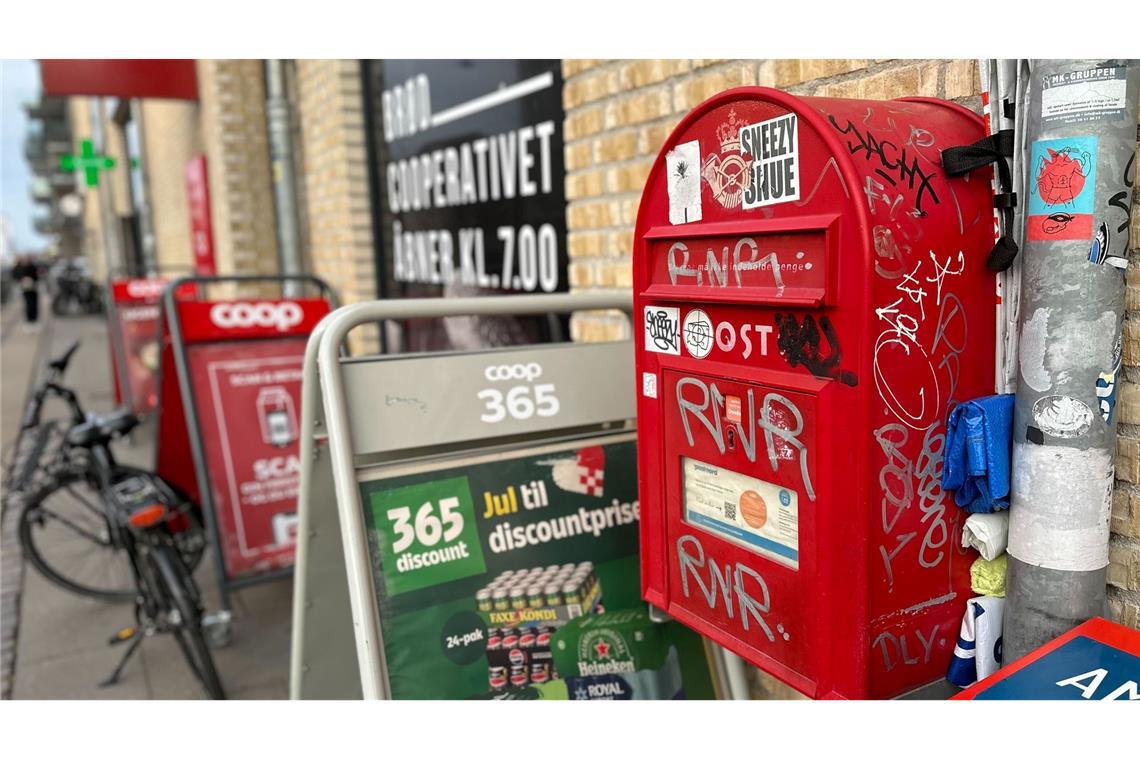 Bald eine Rarität: Ein öffentlicher Briefkasten hängt vor einem dänischen Supermarkt.