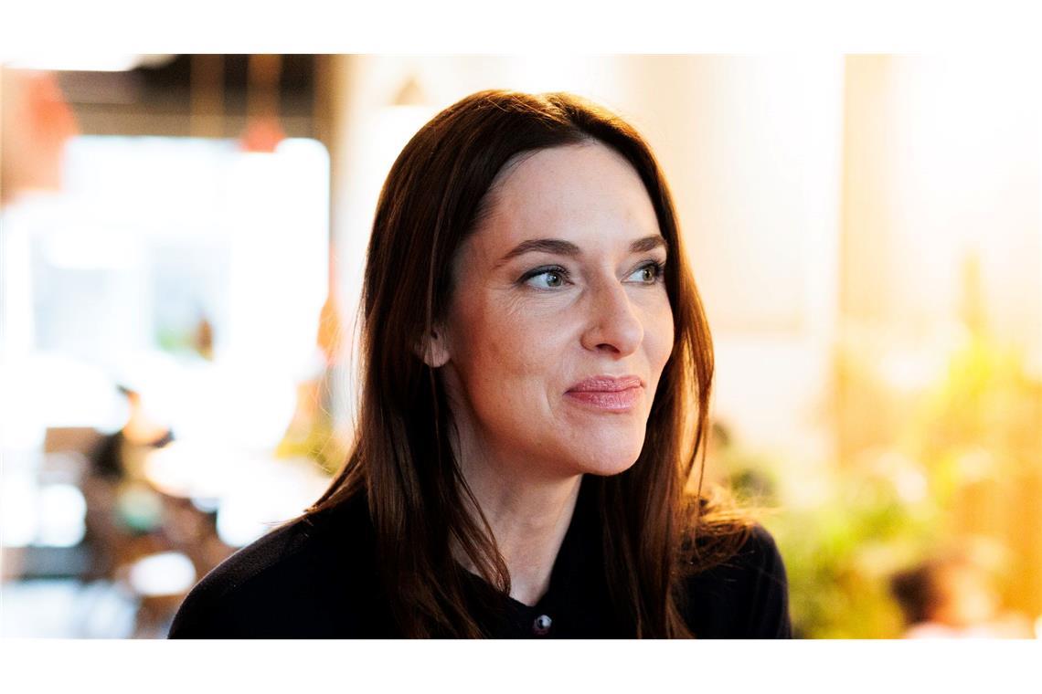 Netflix-Star Kim Riedle steht zu ihrer Zeit bei Daily Soap Bald Ermittlerin in einem ARD-Krimi: Kim Riedle.