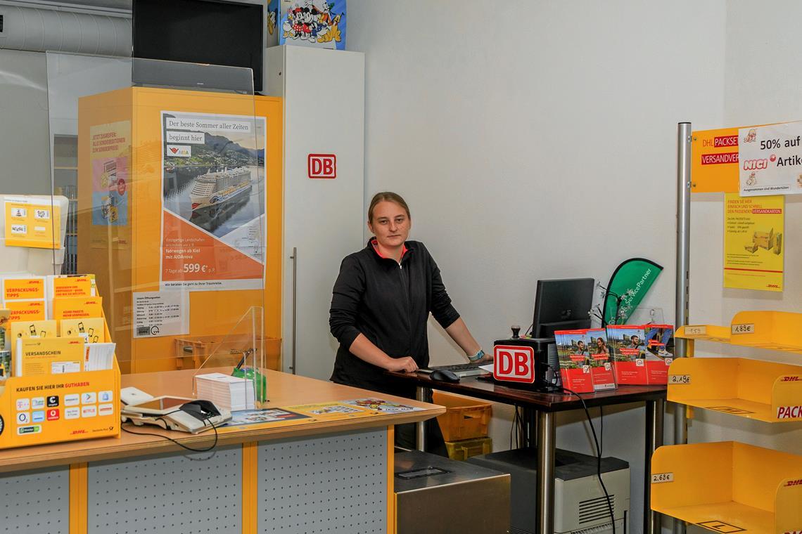 Die Bahnticketverkaufsstelle in Murrhardt schließt Bald ist der DB-Ticketverkauf in der Bahnhofstraße 6 Geschichte. Nach der Schließung kann Fabienne Zienert auch keine Fahrkarten mehr ausgeben und keine Beratungen mehr anbieten. Fotos: Stefan Bossow