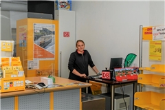 Bald ist der DB-Ticketverkauf in der Bahnhofstraße 6 Geschichte. Nach der Schließung kann Fabienne Zienert auch keine Fahrkarten mehr ausgeben und keine Beratungen mehr anbieten. Fotos: Stefan Bossow