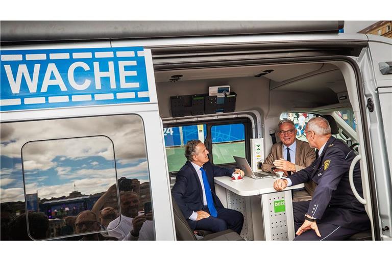 Bald selbst auf Streife? Innenminister Thomas Strobl (Mitte) mit Stuttgarts Oberbürgermeister Frank Nopper (li.) und Polizeipräsident Markus Eisenbraun während der Europameisterschaft 2024 in der mobilen Polizeiwache.
