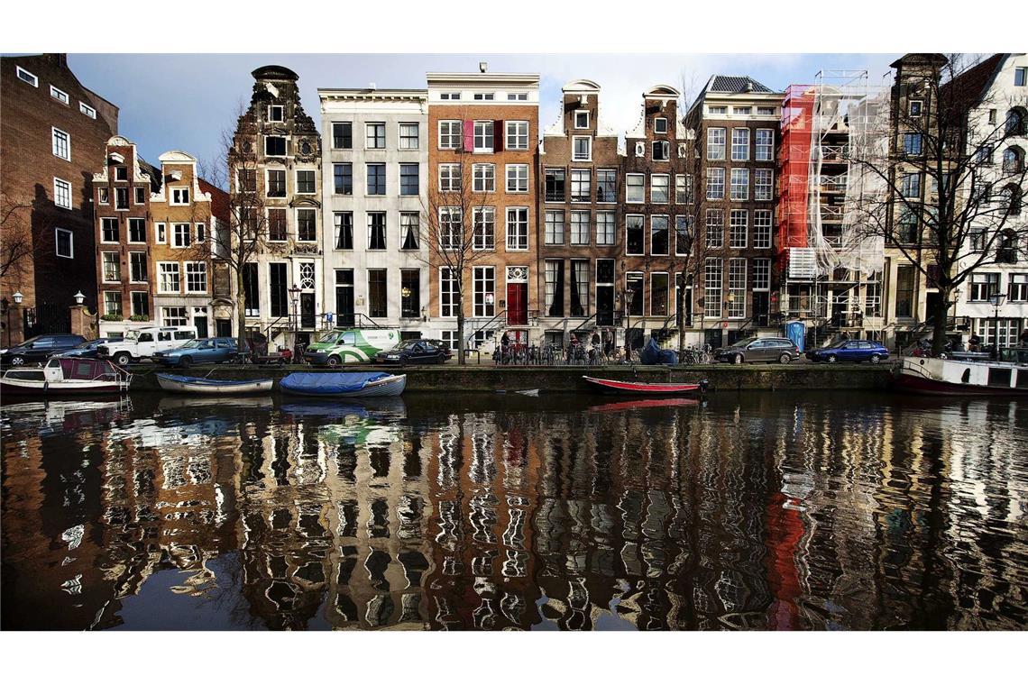 Amsterdam führt Umweltzone für Boote auf Grachten ein Bald sollen auf den Grachten in Amsterdam nur noch emissionsfreie Boote unterwegs sein (Archivbild).