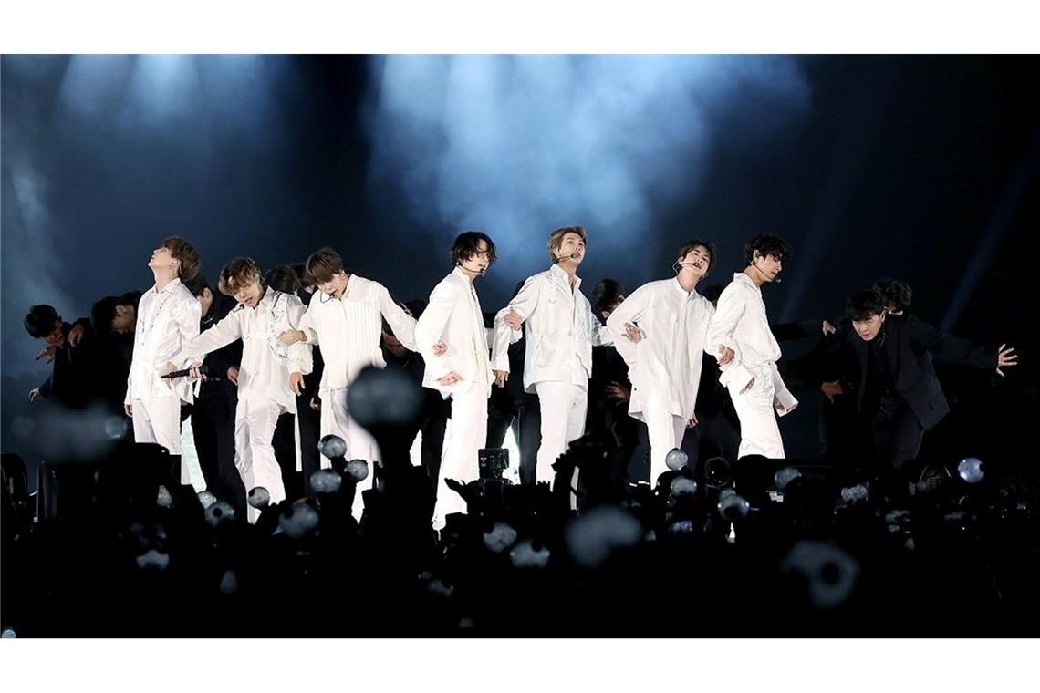 Bald wird die südkoreanische Boyband BTS wieder auf der großen Bühne stehen - wie hier 2019 im King Fahd International Stadion in Saudi-Arabien. (Archivfoto)
