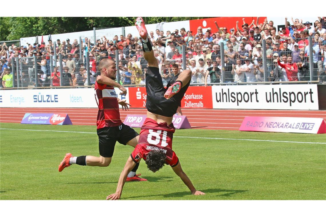 Joker Klostermann trifft – TSG Balingen macht Regionalliga-Aufstieg perfekt Balingen steht kopf – die TSG-Spieler Ivo Colic (li.) und Amnay Moutassime bejubeln den Aufstieg in die Regionalliga.