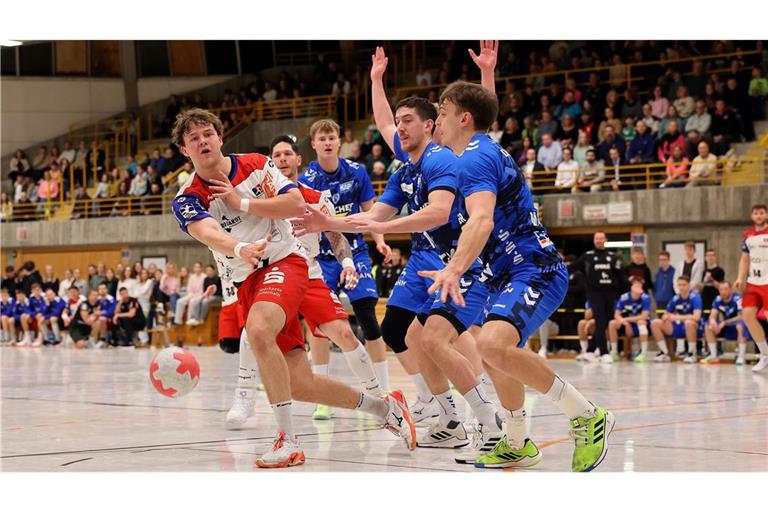 Balingens Bennet Strobel zieht ab, die TVB-Spieler Ivan Snajder und Max Häfner (re.) versuchen ihn zu stoppen.