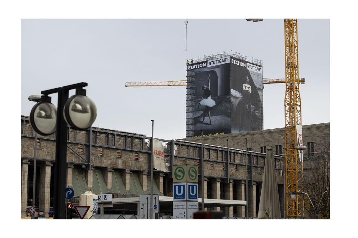 Ballett auf der S-21-Baustelle Ballettstars thronen in luftiger Höhe am Bahnhofsturm.