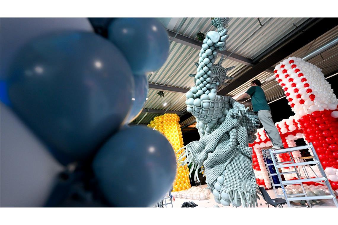 Ballonkünstler arbeiten während eines Pressetermins vor der Eröffnung der Ausstellung „Luftballonwelten“ im Pineapple Park an ihren Objekten.