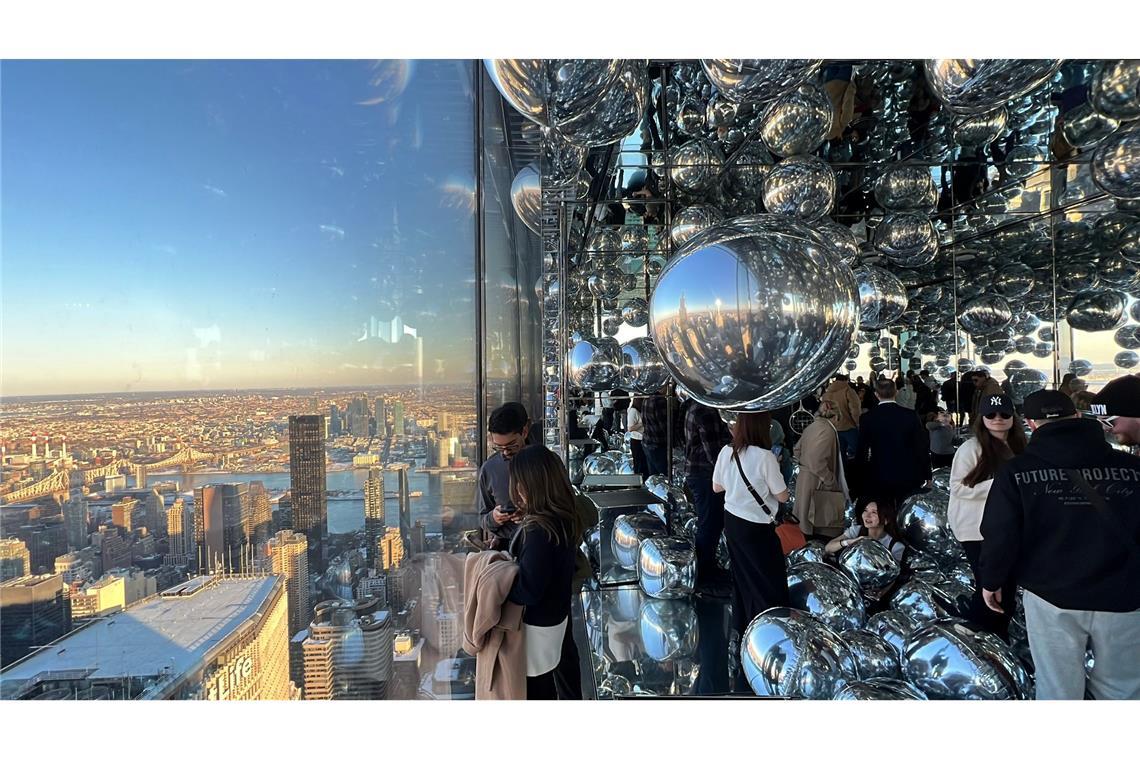 Teure beste Aussicht - New Yorks Wolkenkratzer im Wettbewerb Ballons über Manhattan.