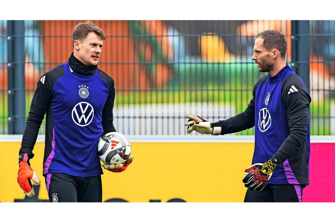 Es kann doch nur einen geben Ballübergabe an die neue Nummer eins der Nationalelf: VfB-Torwart Ale