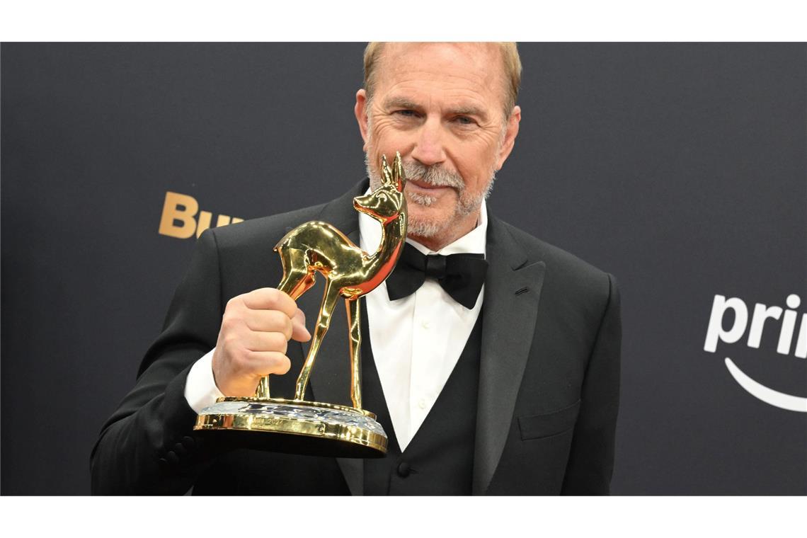 Bilder des Tages Bambi-Verleihung 2024 - Preisträger in der Kategorie "Schauspieler International" Kevin Costner zeigt seinen Bambi.