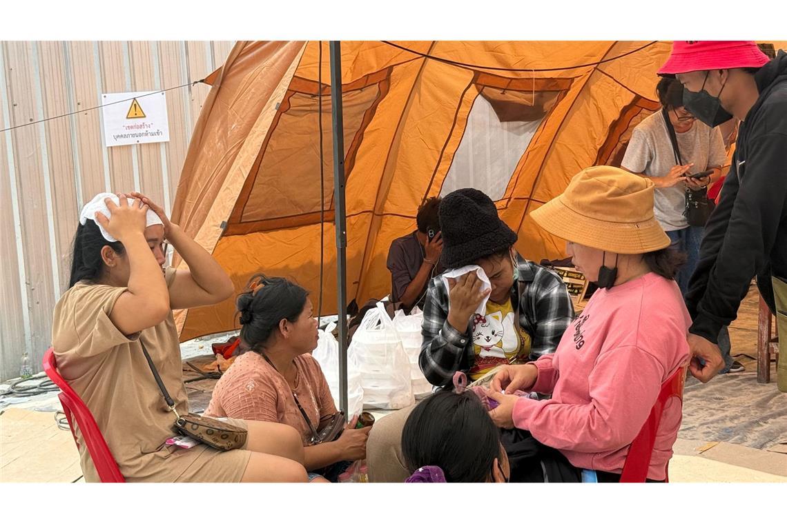 Bilder des Tages Bangen und Hoffen nach dem Erdbeben in Thailand: Frauen, die auf Nachrichten über ihre vermissten Angehörigen warten, sitzen vor einem Zelt an einer Stelle, an der sie auch von Helfern versorgt werden.