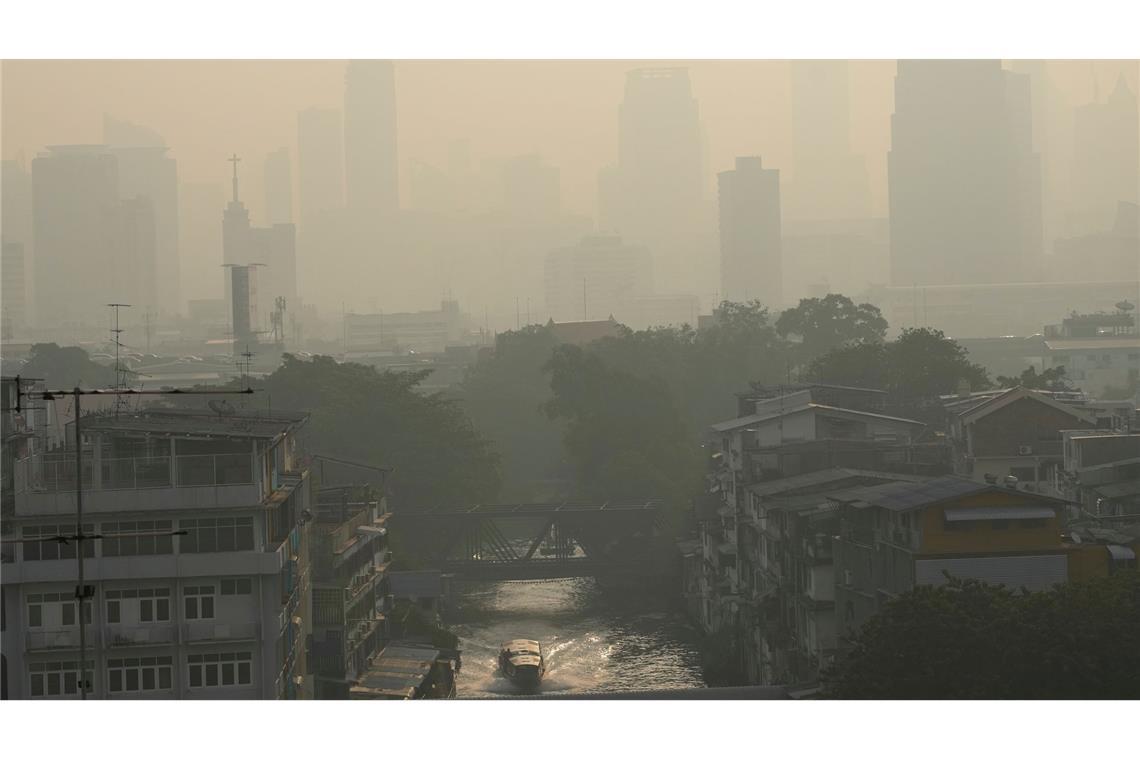 Gefährlicher Smog in Bangkok: Notmaßnahmen eingeleitet Bangkoks Skyline liegt häufig unter einer giftigen Smog-Wolke.