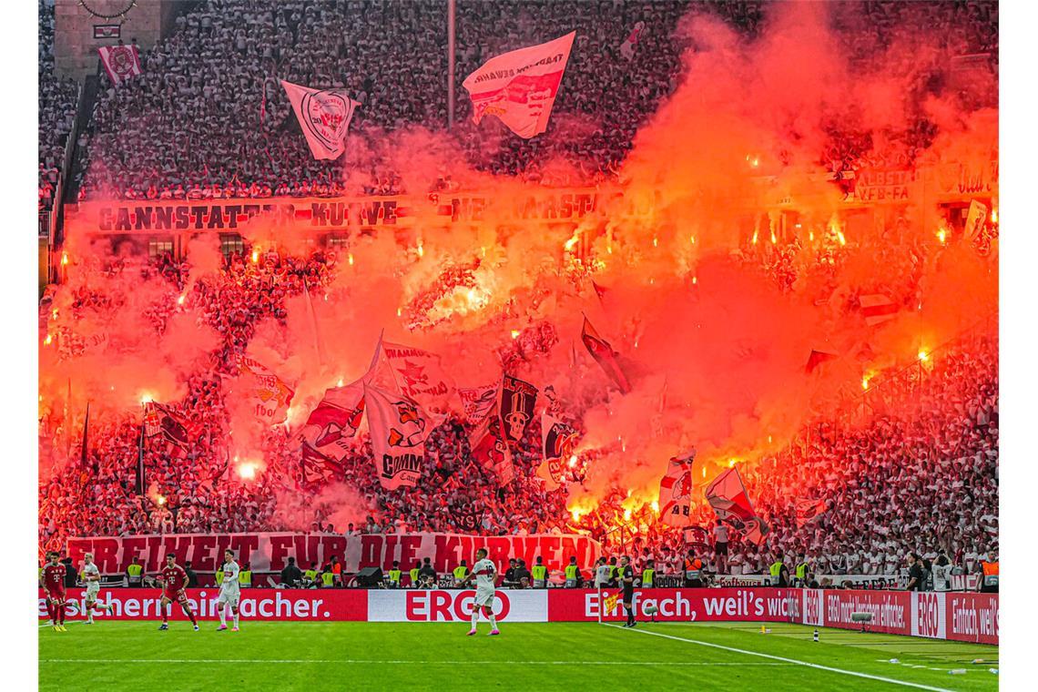 Banner und Pyros auf den Rängen der VfB-Fans im Olympiastadion