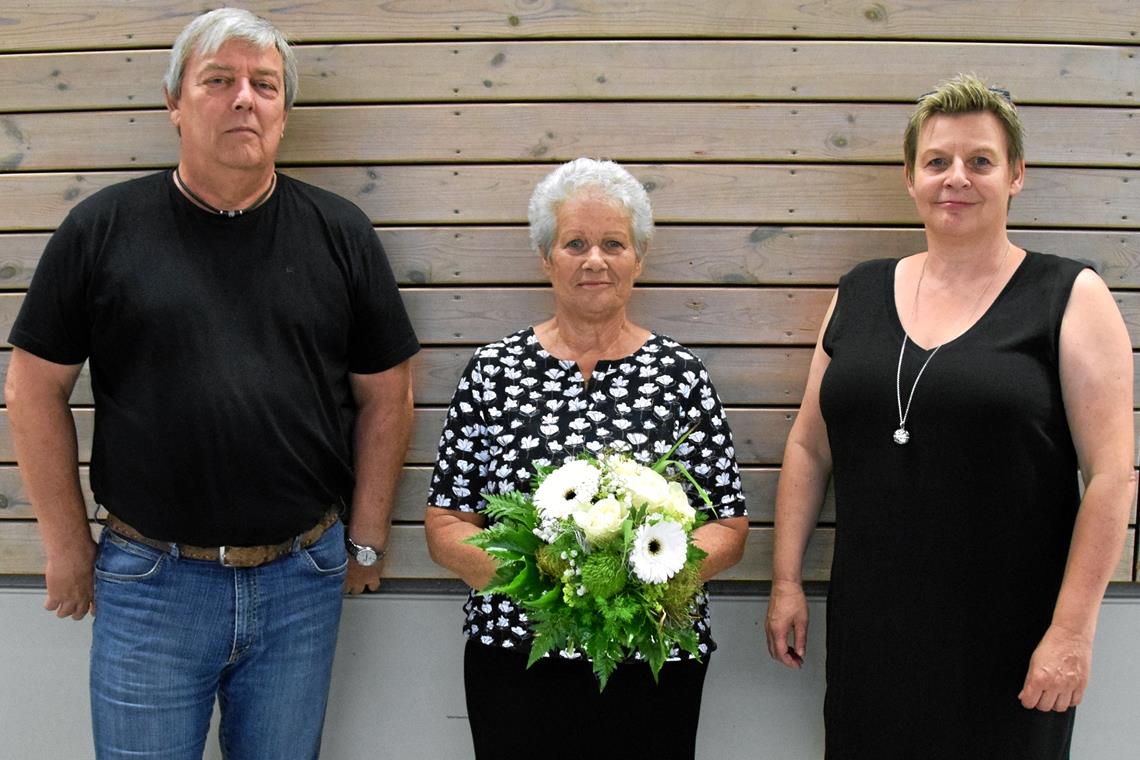 Das Ja von damals bis heute nie bereut Barbara Hirzel (Mitte) hat sich nach drei Jahrzehnten aus dem Führungstrio des TV 1848 Murrhardt verabschiedet. Vorläufig übernehmen ihre beiden Stellvertreter Peter Hitzelberger und Norgat Trefz kommissarisch die Aufgaben der Vorsitzenden. Foto: E. Klaper