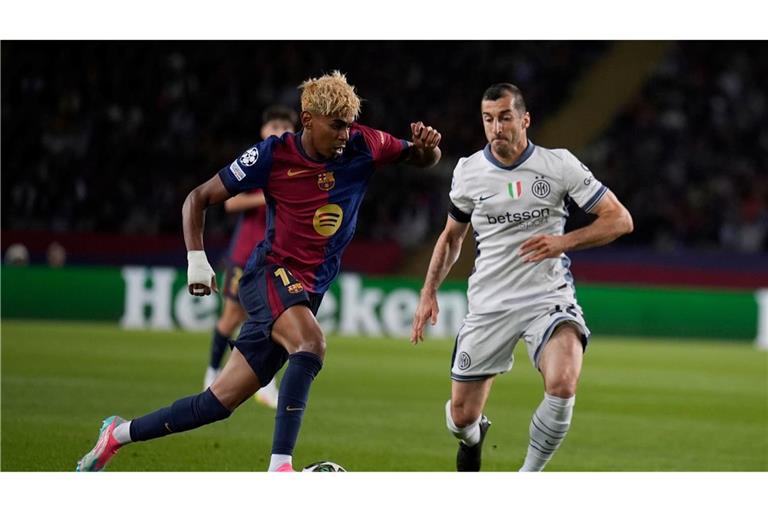 Barcelonas Lamine Yamal (l) war von Inter kaum zu halten.