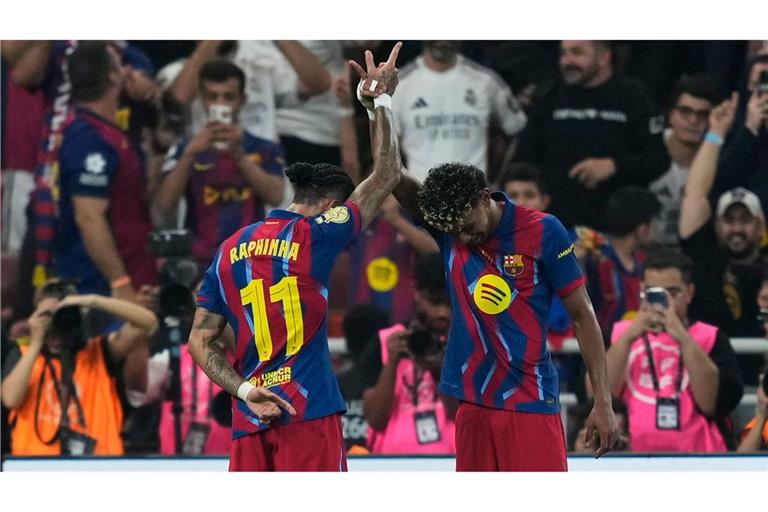 Barcelonas Raphinha (l) feiert mit Teamkollege Lamine Yamal den Führungstreffer.