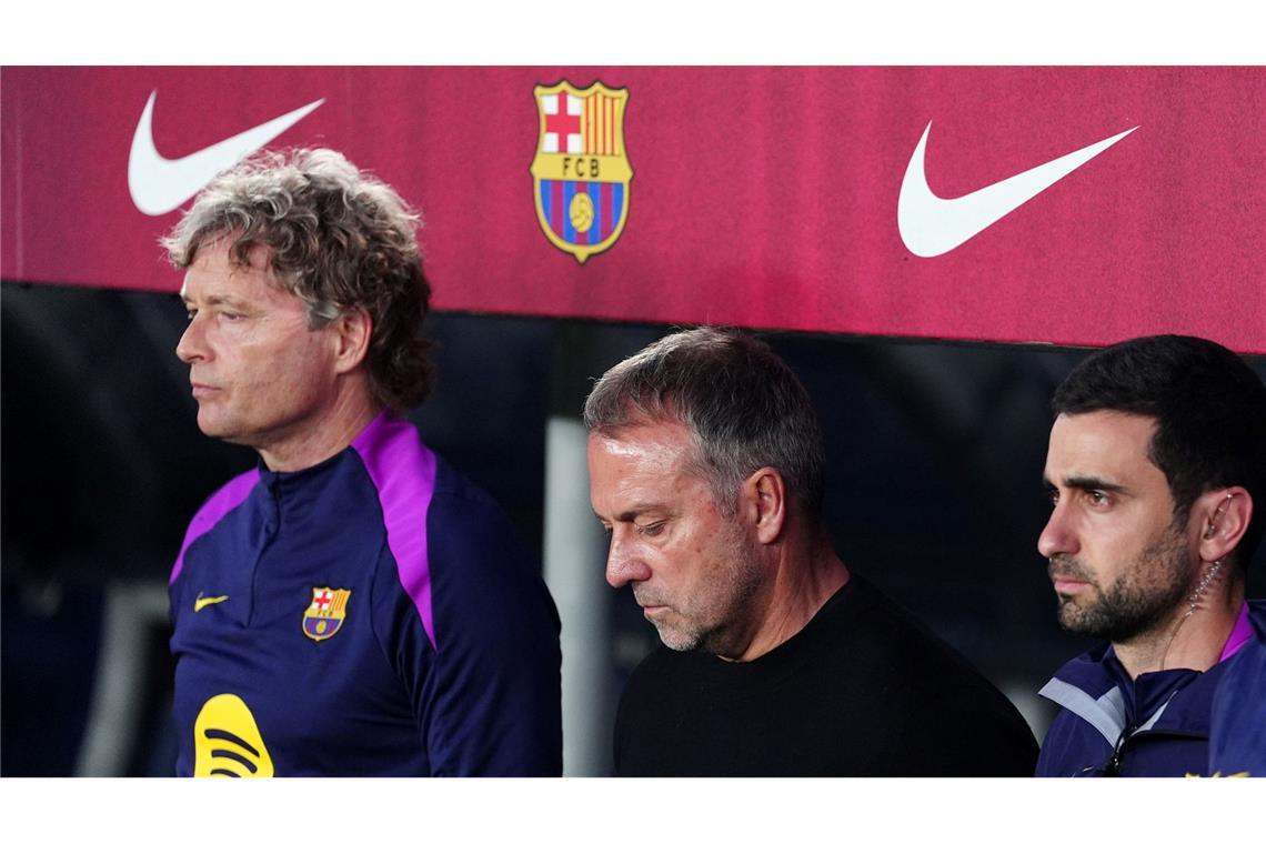 Barcelonas Trainer Hansi Flick (M) trauert um seinen Vater.