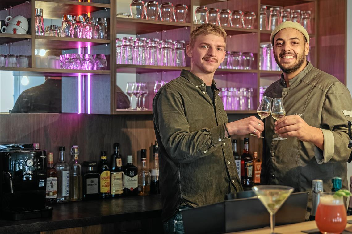 Barchef Moritz Sedlmeyr (links) und Pächter Sherif Hassanein freuen sich auf die Eröffnung. Fotos: Stefan Bossow