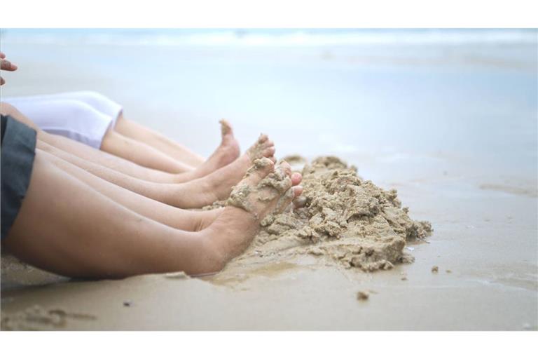 Barfuß am Strand zu sein ist ein echtes Sommervergnügen. Doch gerade bei Diabetikern können kleine Wunden gravierende Folgen haben: etwa ein schlecht heilendes Fußgeschwür.