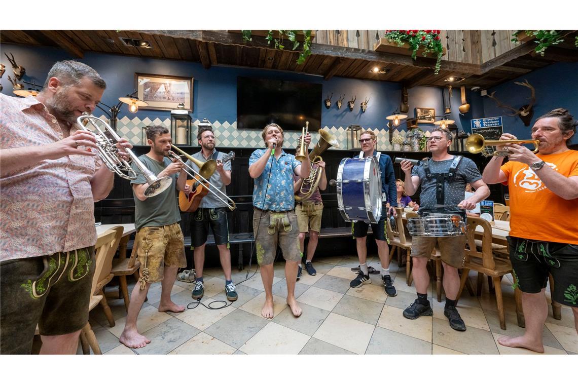 LaBrassBanda feiern die "Polka Party" Barfuß mit Blasmusik: LaBrassBanda