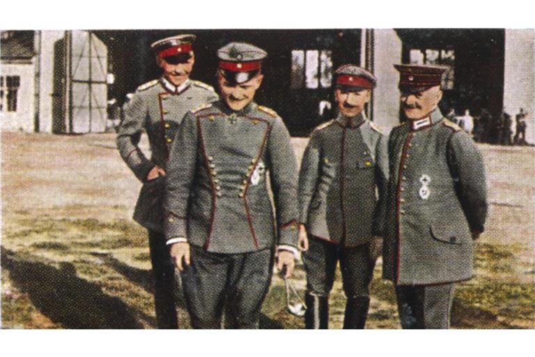 Baron Manfred von Richthofen, der „Rote Baron“ (Zweiter v. li., undatierte Aufnahme aus dem Ersten Weltkrieg).