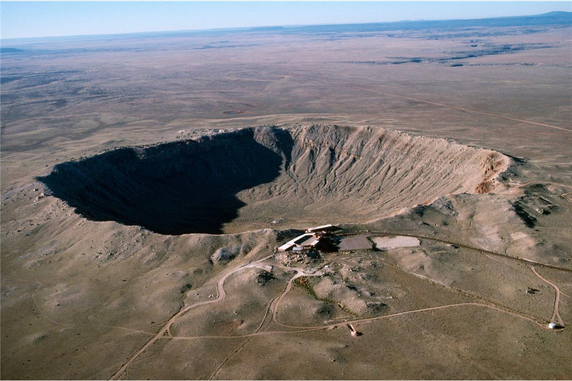 Barringer-Krater in Arizona: Die kreisrunde Vertiefung im Wüstenboden misst 1,2 Kilometer und ist 170 Meter tief. Doch der Impakt könnte auch einen gewaltigen Felssturz im 160 Kilometer entfernten Grand Canyon ausgelöst haben.